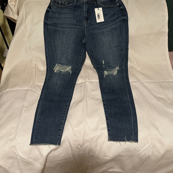 NEW Judy Blue Mid Rise Destroyed Knee Skinny Jeans Size 15 - Picture 1 of 6